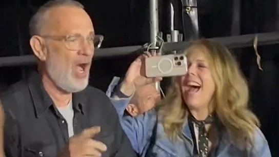 Tom Hanks y Rita Wilson lo dan todo en el concierto de Bruce Springsteen Tom Hanks y Rita Wilson lo dan todo en el concierto de Bruce Springsteen