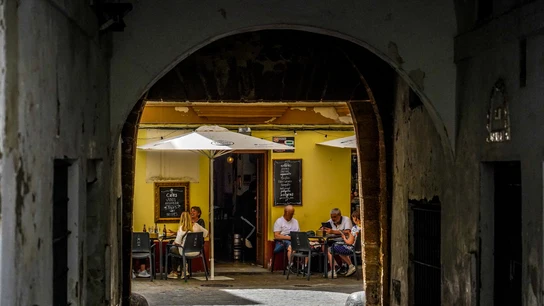 Turistas sentados en un bar de Cádiz, a 27 de abril del 2023 Turistas sentados en un bar de Cádiz, a 27 de abril del 2023