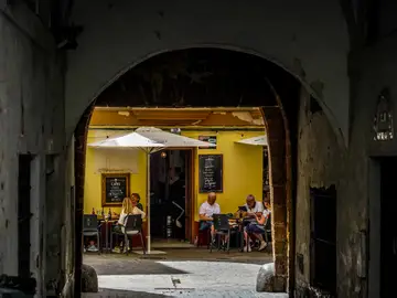 Turistas sentados en un bar de Cádiz, a 27 de abril del 2023