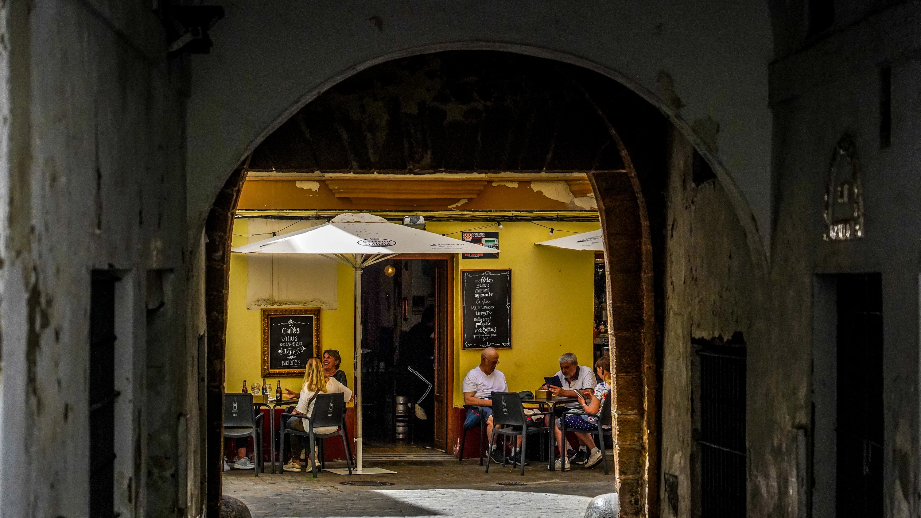 Turistas sentados en un bar de Cádiz, a 27 de abril del 2023