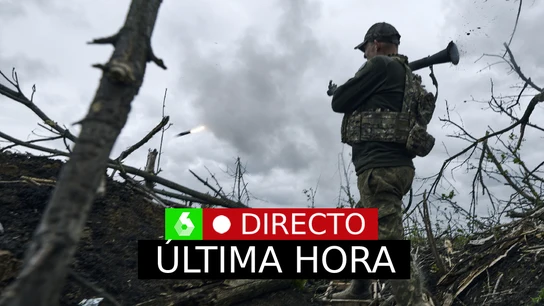Un soldado ucraniano dispara contra posiciones rusas cerca del frente en Donetsk Un soldado ucraniano dispara contra posiciones rusas cerca del frente en Donetsk