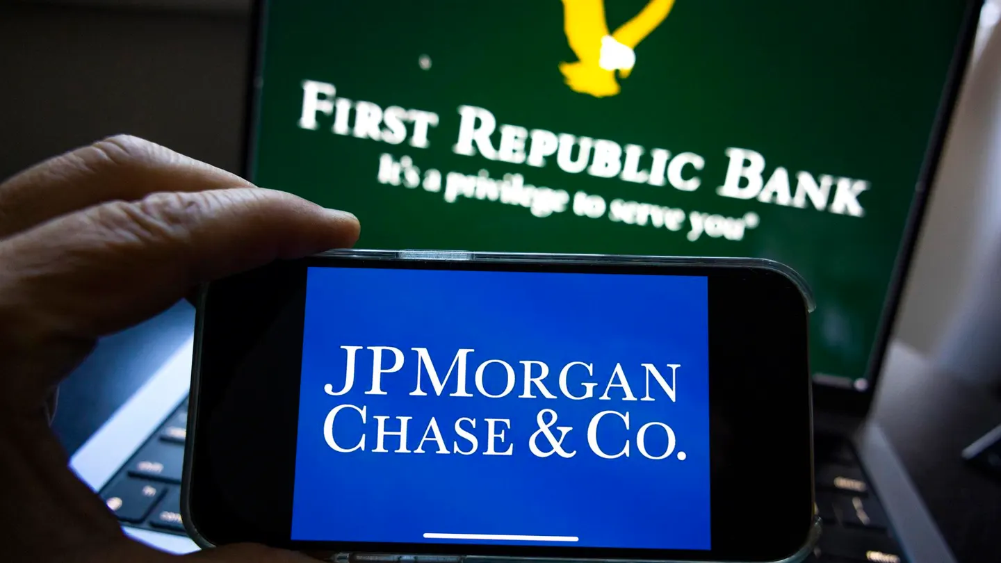 Vista del logo de JPMorgan Chase en un teléfono, frente a un monitor que muestra el logotipo del First Republic Bank Vista del logo de JPMorgan Chase en un teléfono, frente a un monitor que muestra el logotipo del First Republic Bank