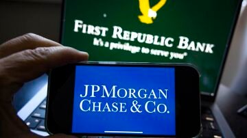 Vista del logo de JPMorgan Chase en un teléfono, frente a un monitor que muestra el logotipo del First Republic Bank