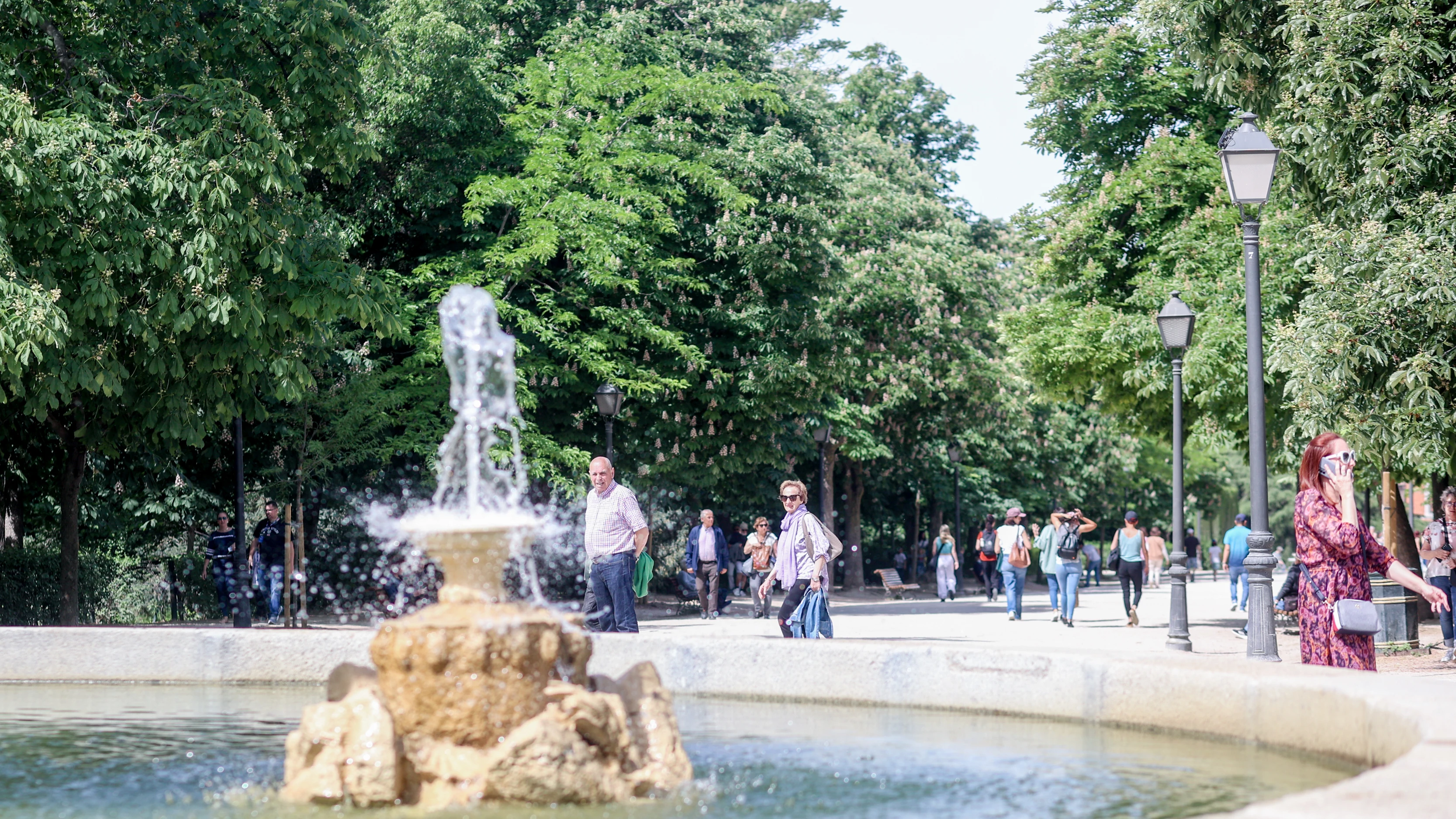 Varias personas pasean en el El Retiro, a 30 de abril de 2023