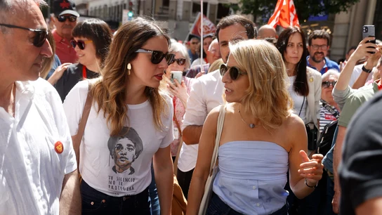 Irene Montero conversa con la ministra de Trabajo, Yolanda Díaz, mientras participan, entre otros, en una manifestación para celebrar el Día Internacional del Trabajador este lunes en Madrid. Irene Montero conversa con la ministra de Trabajo, Yolanda Díaz, mientras participan, entre otros, en una manifestación para celebrar el Día Internacional del Trabajador este lunes en Madrid.