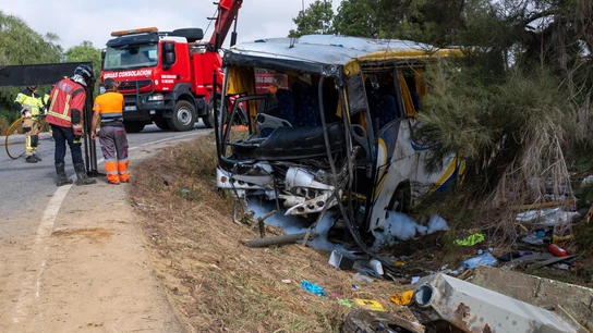 Muere una mujer al volcar un autobús en Almonte, Huelva Muere una mujer al volcar un autobús en Almonte, Huelva