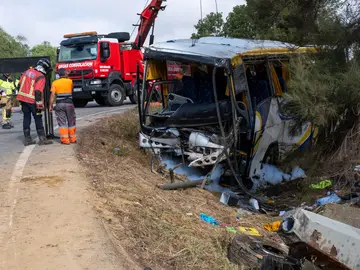Muere una mujer al volcar un autobús en Almonte, Huelva