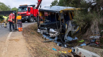 Muere una mujer al volcar un autobús en Almonte, Huelva