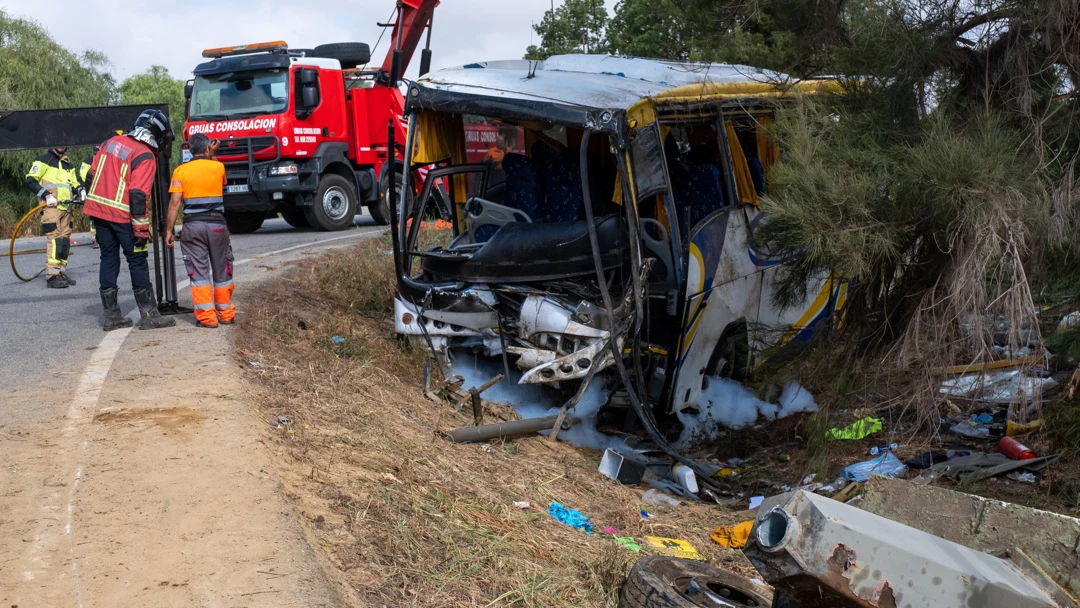 Muere una mujer al volcar un autobús en Almonte, Huelva