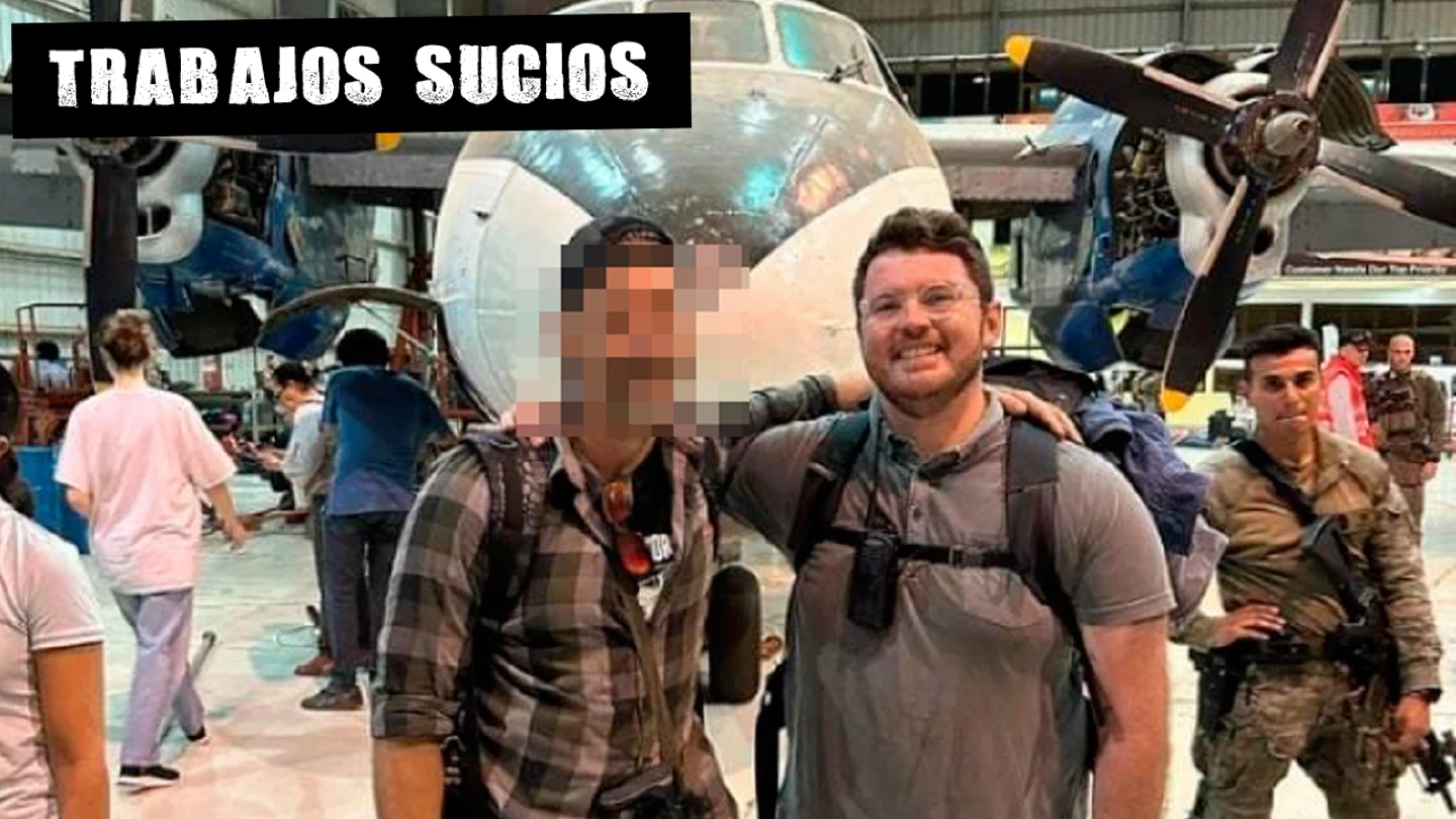 El oficial Manuel (a la izda.) y el canciller de la embajada, a punto de abandonar Jartum El oficial Manuel (a la izda.) y el canciller de la embajada, a punto de abandonar Jartum