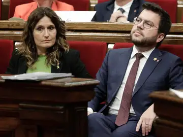 El presidente de la Generalitat, Pere Aragonès, acompañado de la consellera de presidencia, Laura Vilagrà