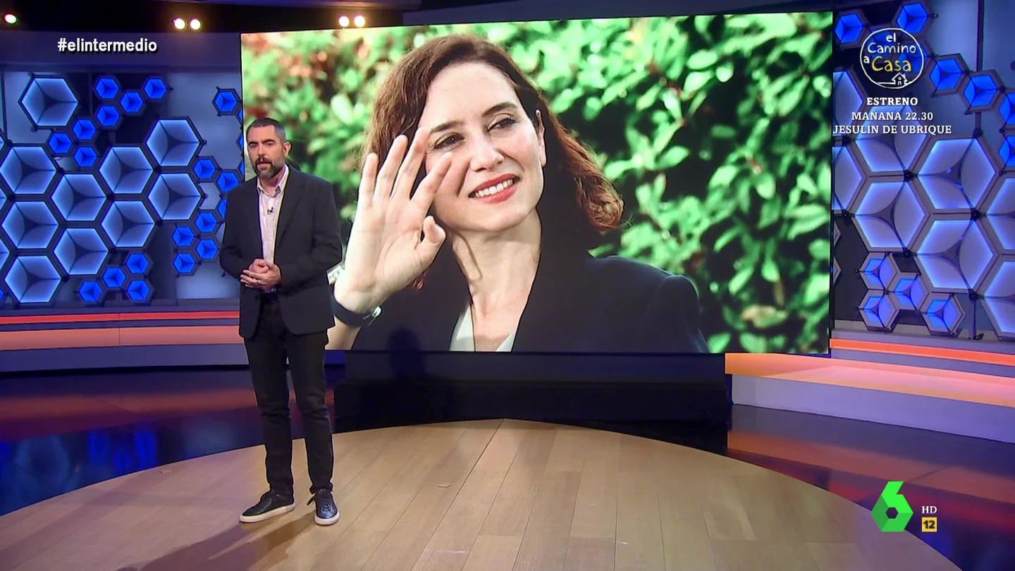 Dani Mateo ironiza sobre la crítica de Ayuso a la justicia social del Gobierno "Sánchez lo llamará salario mínimo, ley de vivienda, impuesto a las grandes empresas, pero es una venganza hacia los ricos solo por ser ricos", afirma Dani Mateo en este irónico análisis sobre las palabras de Ayuso en un acto de precampaña.
