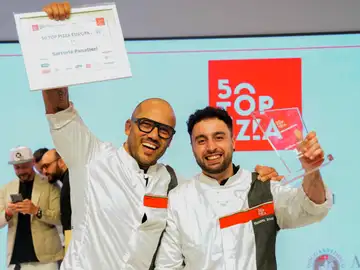 Rafa Panatieri y Jorge Sastre de la pizzería Sartoria Panatieri posan tras ganar el premio de mejor pizzería durante la gala 50 Top Pizza