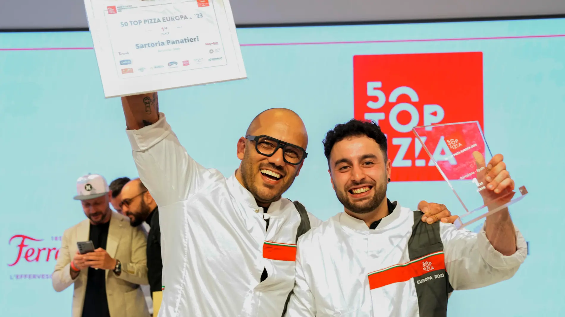 Rafa Panatieri y Jorge Sastre de la pizzería Sartoria Panatieri posan tras ganar el premio de mejor pizzería durante la gala 50 Top Pizza