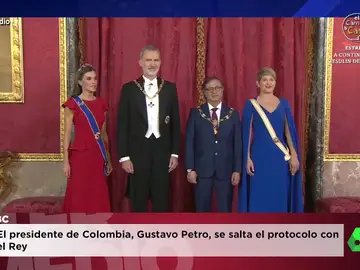 El presidente de Colombia se salta el protocolo en su recepción con Felipe VI