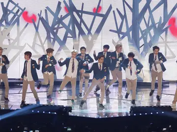 Los miembros de la banda de K-pop EXO durante los MelOn Music Awards en Seúl en 2013