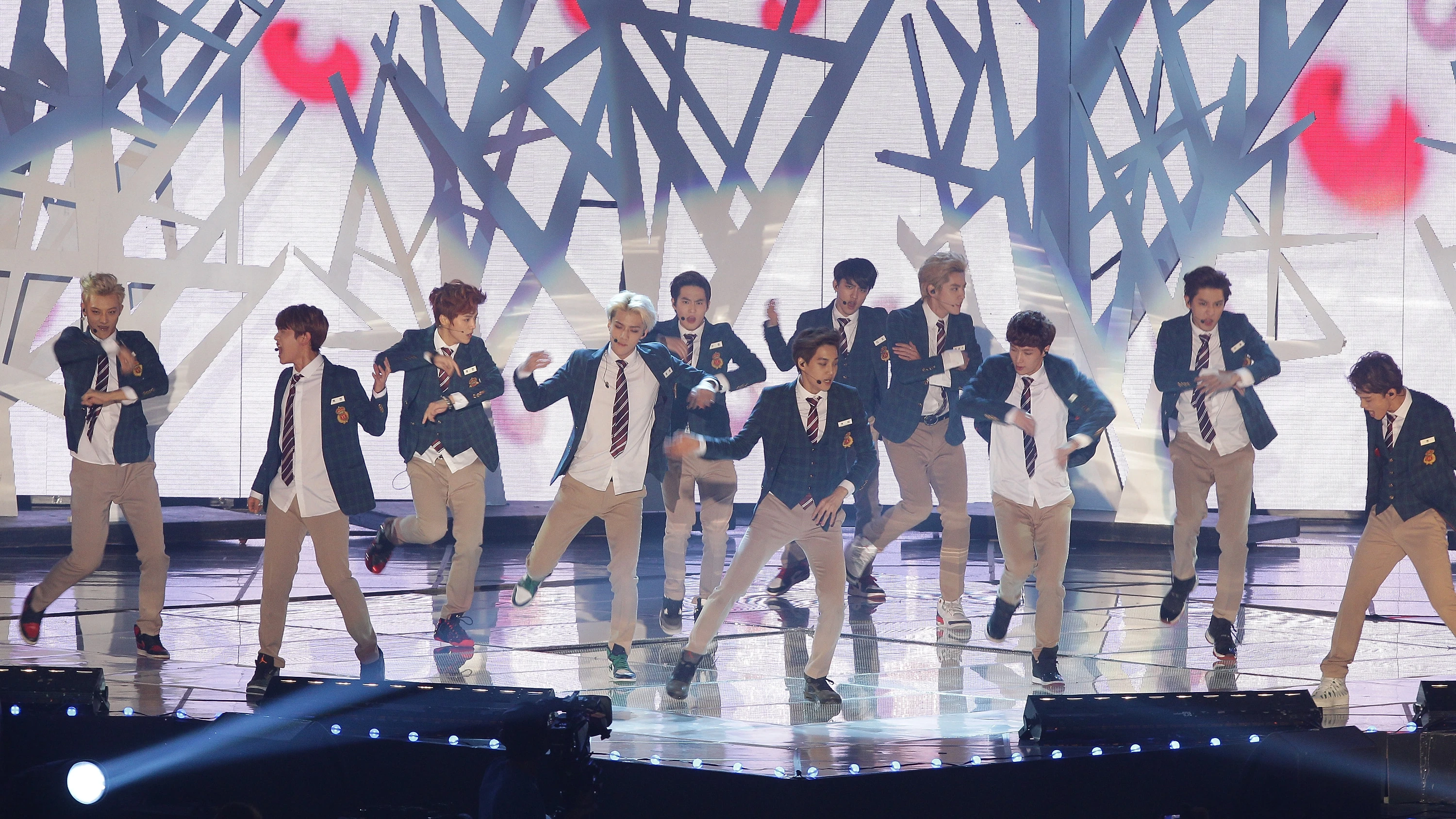 Los miembros de la banda de K-pop EXO durante los MelOn Music Awards en Seúl en 2013