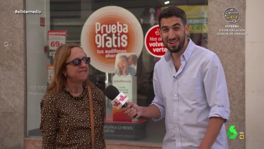 Una mujer confiesa a Isma Juárez lo que necesita para ser feliz "Vas a hacer menos feliz al primero que tienes", le responde Isma Juárez, que sale a la calle para medir el nivel de felicidad de los españoles. ¿De 0 a 10 cómo de felices son? ¿Ayudarían a un desconocido a ser feliz? Sus respuestas, en este vídeo.