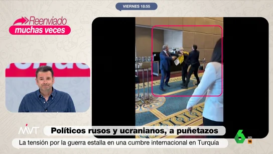 El momento de la salvaje pelea de dos políticos de Rusia y Ucrania en plena cumbre en Turquía El momento de la salvaje pelea de dos políticos de Rusia y Ucrania en plena cumbre en Turquía