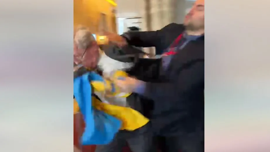 Un representante de Ucrania golpea a uno de Rusia durante una cumbre en Turquía