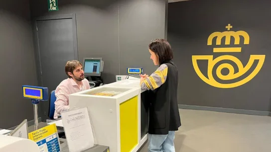 Una mujer pidiendo el voto por correo Hasta cuándo se puede solicitar el voto por correo