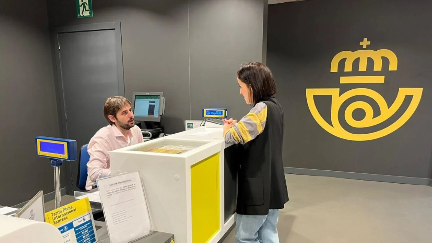 Una mujer pidiendo el voto por correo Hasta cuándo se puede solicitar el voto por correo