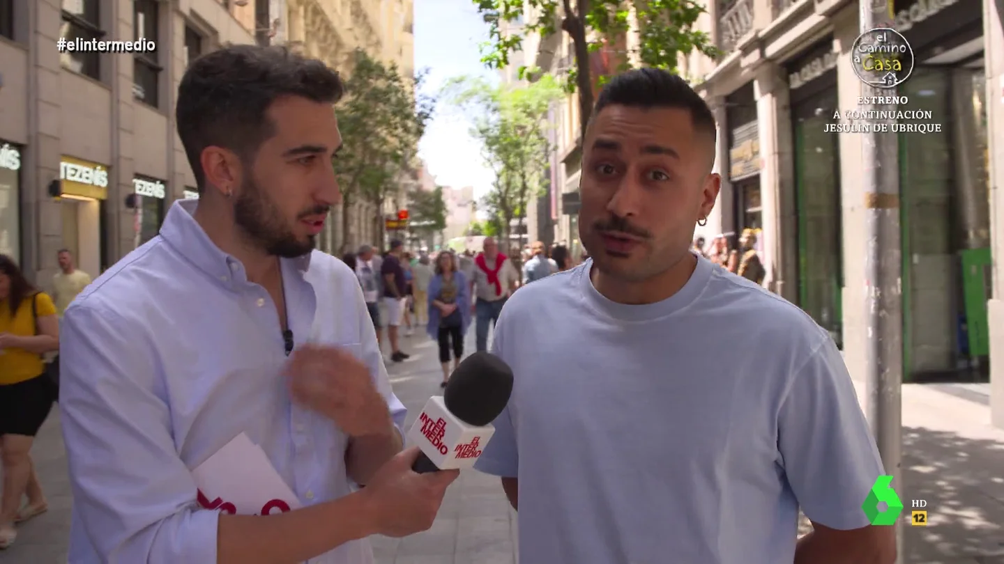 La reacción de Isma Juárez al descubrir el vacile de este chico Isma Juárez sale a la calle para preguntar a los españoles si son felices y conoce a Navi, un chico que asegura ser feliz, aunque a nivel sentimental está "un poco apagado". En este vídeo, el reportero de El Intermedio descubre que no es del todo así.