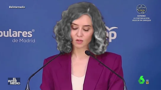 Vídeo manipulado - Isabel Díaz Ayuso sorprende a todos al aparecer con canas en un acto Vídeo manipulado - Isabel Díaz Ayuso sorprende a todos al aparecer con canas en un acto