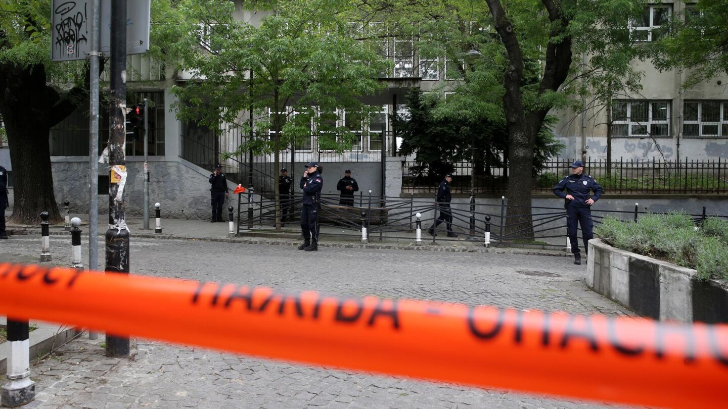 Precinto policial junto a la escuela 'Vladislav Ribnikar' de Belgrado, el mi&eacute;rcoles 3 de mayo de 2023