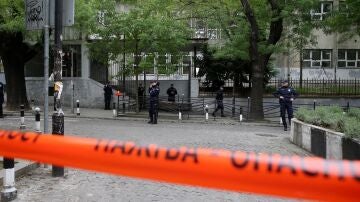 Precinto policial junto a la escuela 'Vladislav Ribnikar' de Belgrado, el miércoles 3 de mayo de 2023