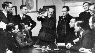 Un miembro de The Magic Circle haciendo un truco de cartas en una foto de 1955.