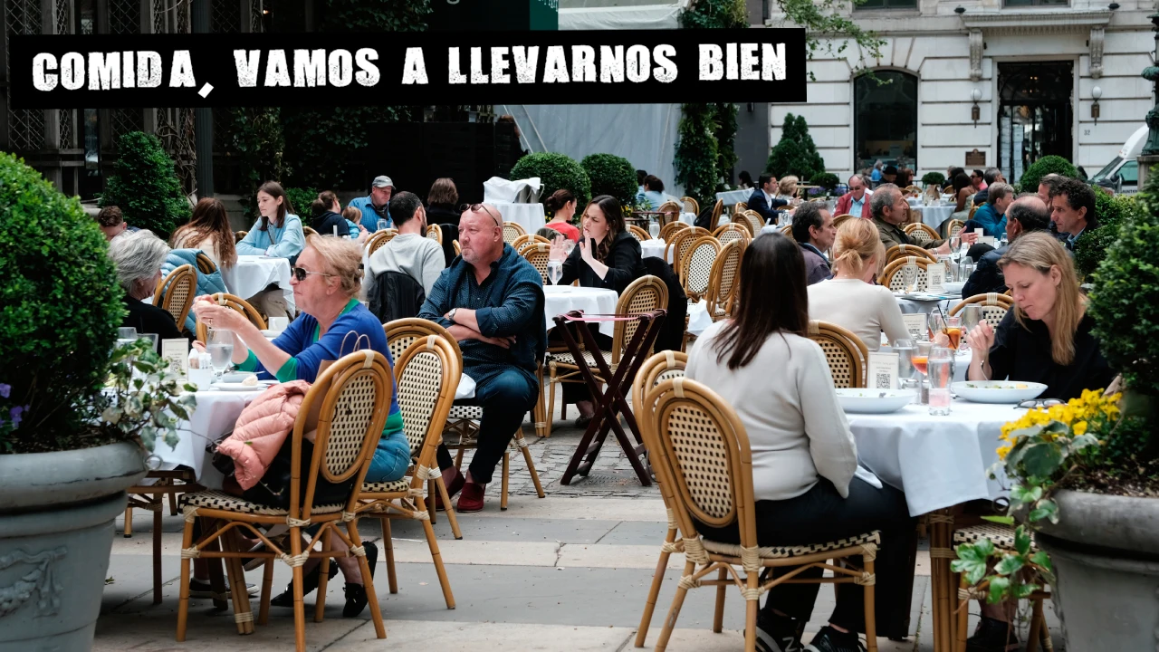 Gente comiendo en un restaurante