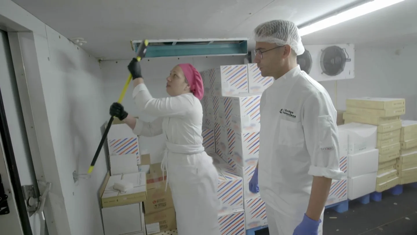 La pastelera deja loco a 'el jefe infiltrado' al sacar un hacha en el congelador como medida de seguridad La pastelera deja loco a 'el jefe infiltrado' al sacar un hacha en el congelador como medida de seguridad