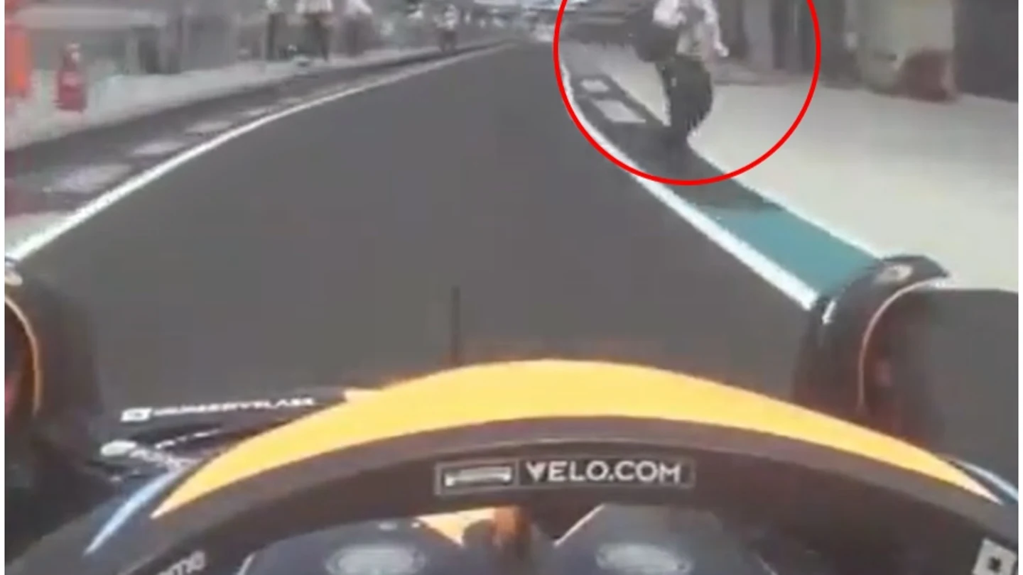 Lando Norris se encuentra con un hombre en pleno pit-lane Lando Norris se encuentra con un hombre en pleno pit-lane