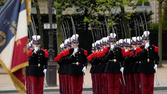 Desfile militar por el Día de la Victoria en París, Francia Desfile militar por el Día de la Victoria en París, Francia