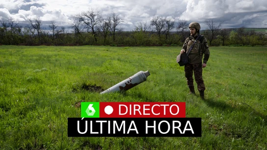 Un soldado ucraniano junto a un proyectil ruso, cerca de Bajmut, Ucrania Un soldado ucraniano junto a un proyectil ruso, cerca de Bajmut, Ucrania