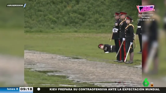Un soldado real cae desplomado durante la coronación de Carlos III y sus compañeros no acuden a ayudarle Un soldado real cae desplomado durante la coronación de Carlos III y sus compañeros no acuden a ayudarle