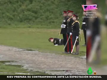 Un soldado real cae desplomado durante la coronación de Carlos III y sus compañeros no acuden a ayudarle
