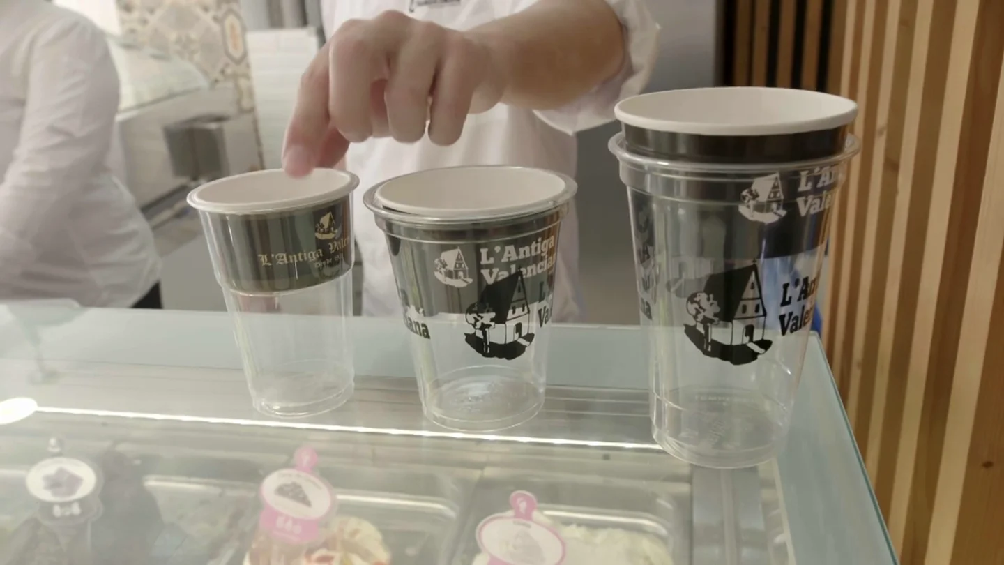 "Parecen tarrinas enfundadas con preservativos": el jefe infiltrado de La Antilla alucina al ver los vasos de los helados "Parecen tarrinas enfundadas con preservativos": el jefe infiltrado de La Antilla alucina al ver los vasos de los helados