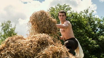 Corey Mylchreest como el joven rey Jorge en una escena de 'La reina Carlota: una historia de Los Bridgerton'.