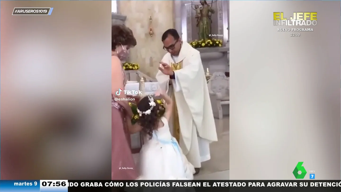 El vídeo viral de la niña que choca la mano de un sacerdote cuando la está bendiciendo El vídeo viral de la niña que choca la mano de un sacerdote cuando la está bendiciendo