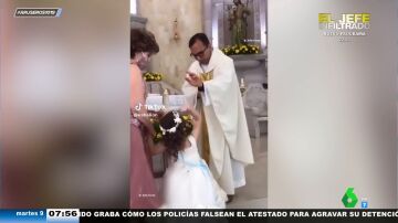 El vídeo viral de la niña que choca la mano de un sacerdote cuando la está bendiciendo