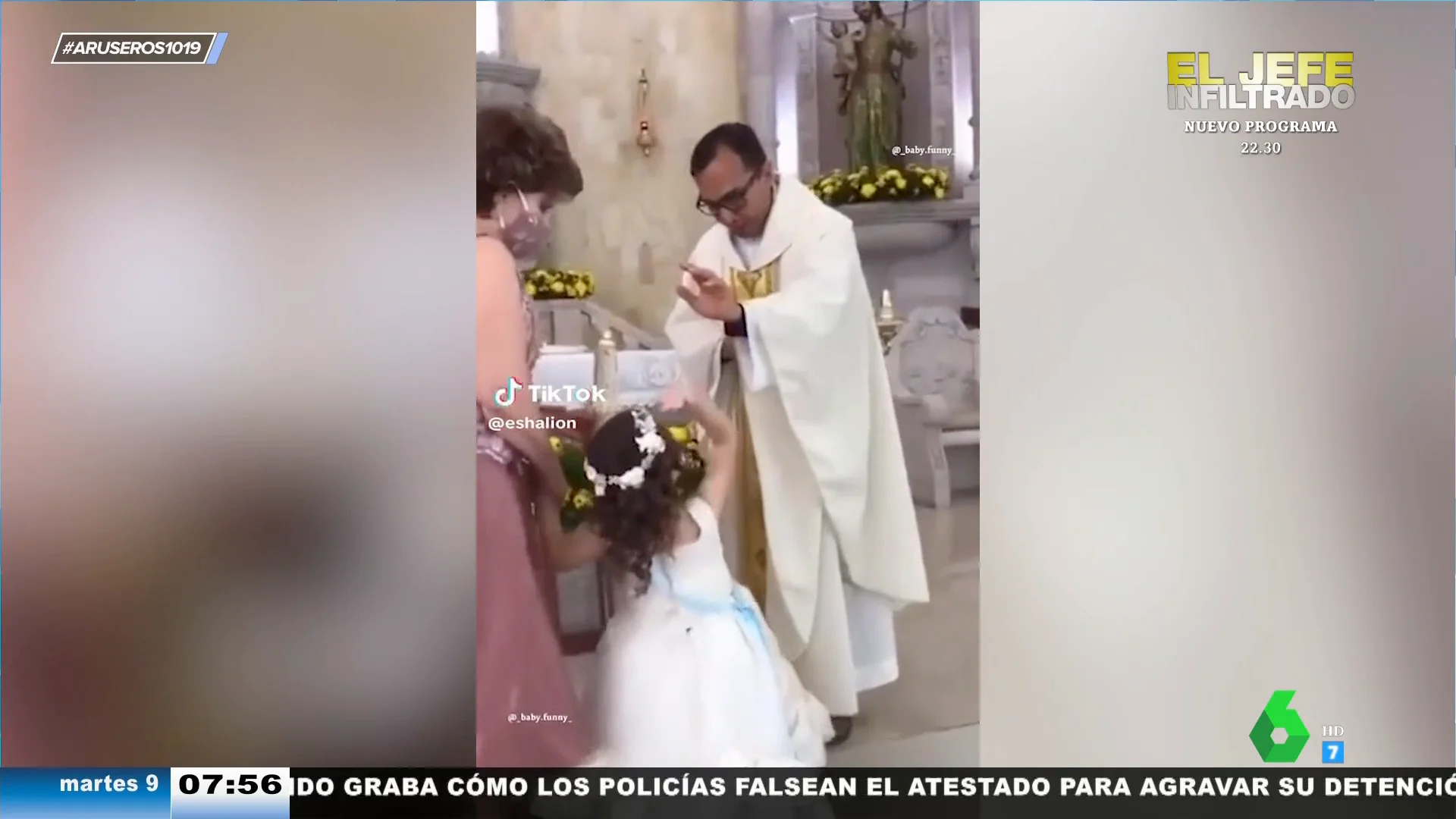 El vídeo viral de la niña que choca la mano de un sacerdote cuando la está bendiciendo