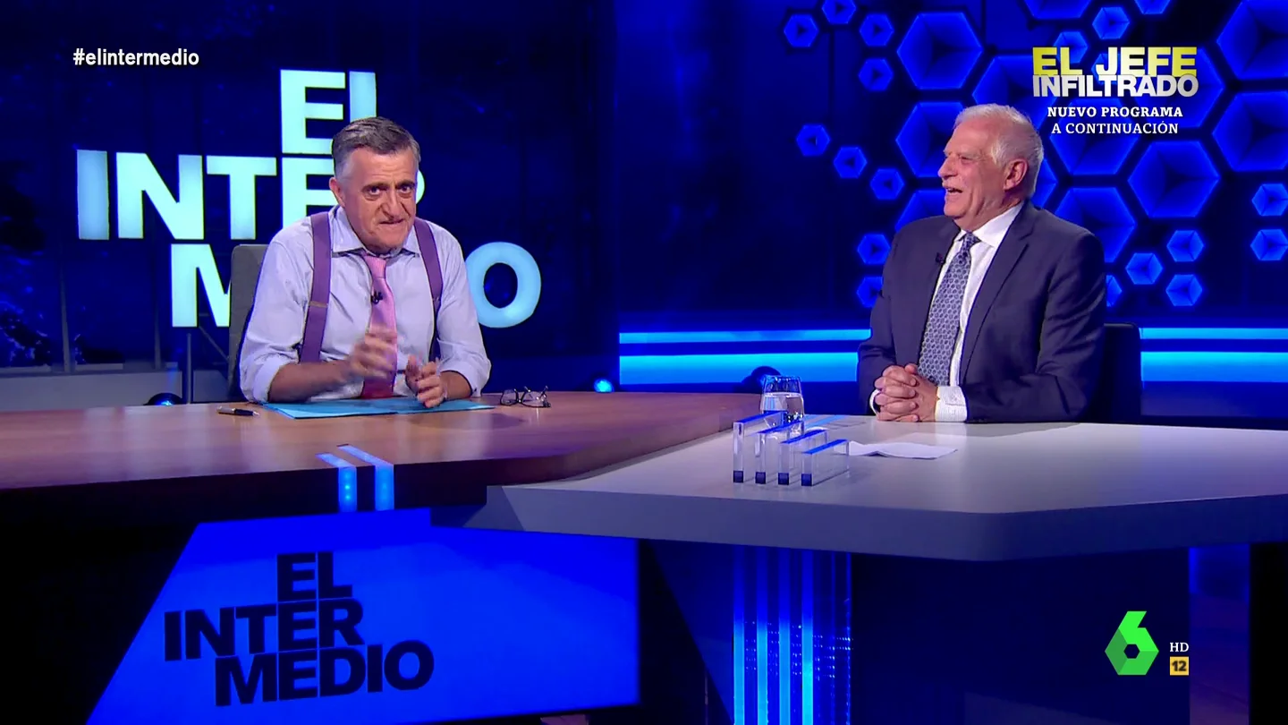 ¿El rey emérito como moderador entre Europa y Latinoamérica? Así responde Josep Borell a la loca sugerencia de Wyoming Josep Borrell visita el plató de El Intermedio para analizar los retos geopolíticos de la Unión Europea y Wyoming le plantea que el rey Juan Carlos modere la próxima cumbre entre Europa y Latinoamérica. La reacción de Borrell, en este vídeo.
