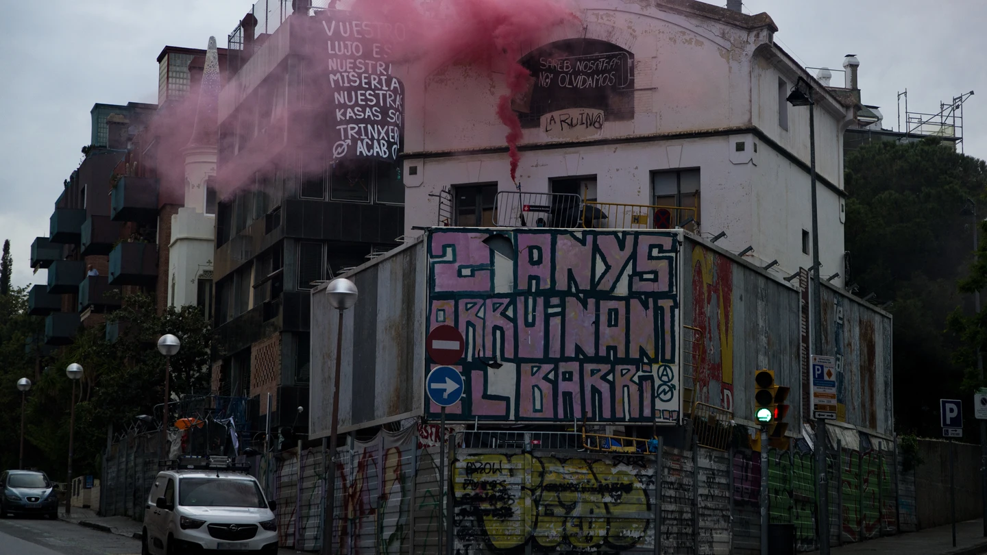 Uno de los edificios durante una protesta contra los edificios ocupados 'El Kubo' y 'La Ruïna' en la plaza de Bonanova en Barcelona Uno de los edificios durante una protesta contra los edificios ocupados 'El Kubo' y 'La Ruïna' en la plaza de Bonanova en Barcelona