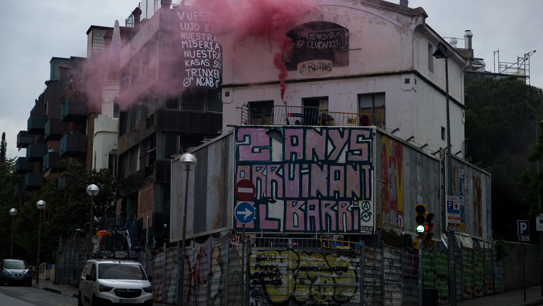 Uno de los edificios durante una protesta contra los edificios ocupados &#39;El Kubo&#39; y &#39;La Ruïna&#39; en la plaza de Bonanova en Barcelona