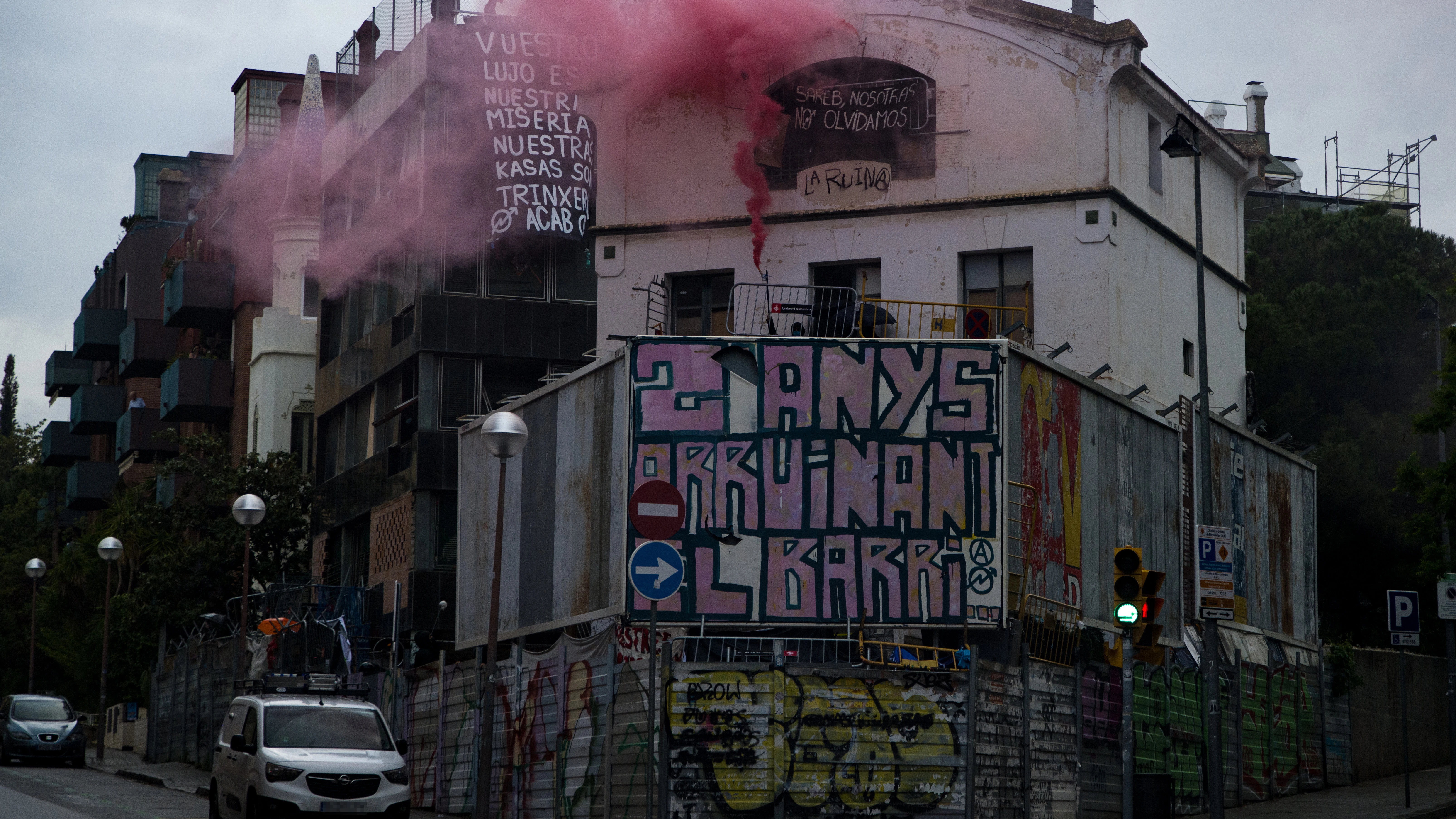 Uno de los edificios durante una protesta contra los edificios ocupados 'El Kubo' y 'La Ruïna' en la plaza de Bonanova en Barcelona