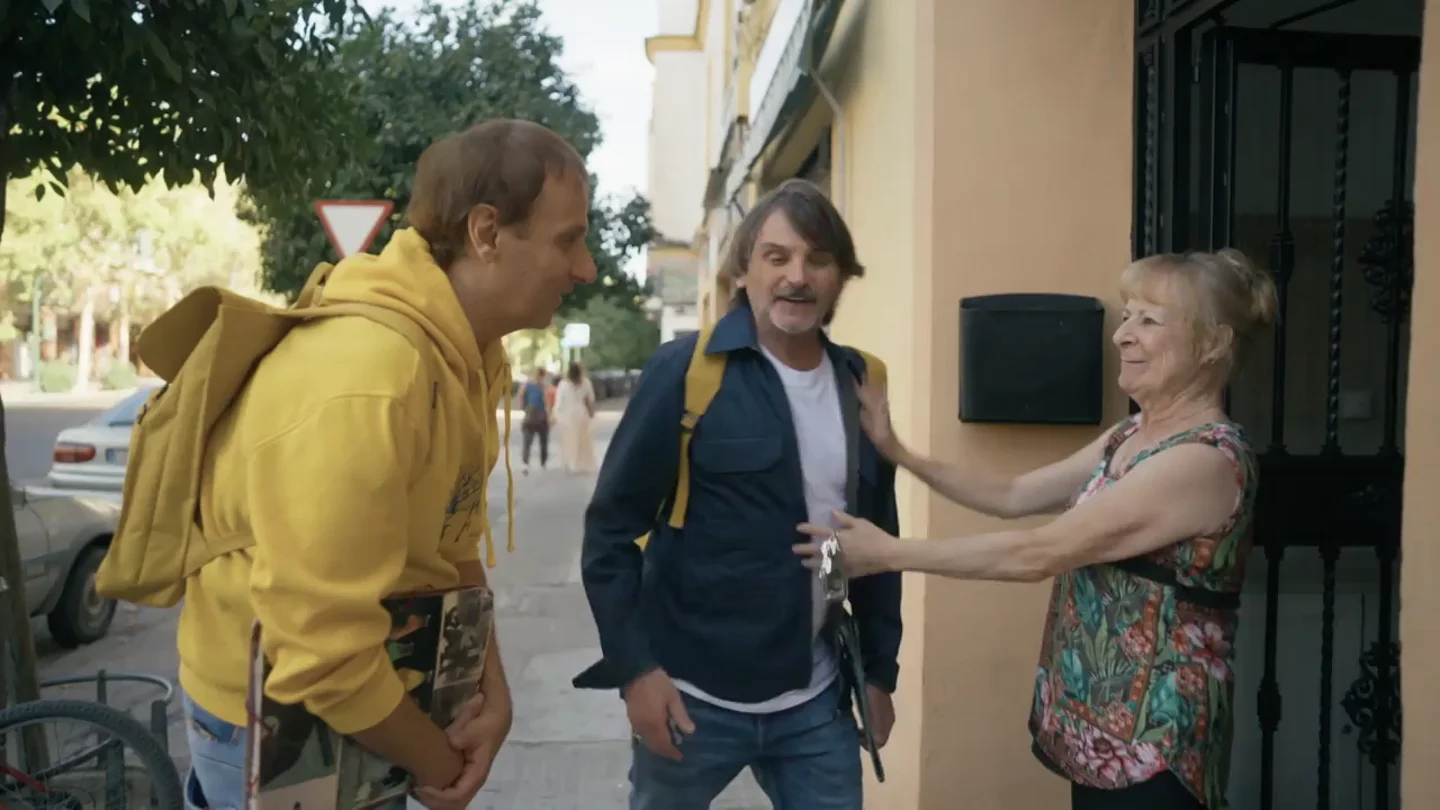 "Tienes mucha suerte, tienes dos familias": Fernando Tejero presenta a su prima, para él, hermana, a Albert Espinosa "Tienes mucha suerte, tienes dos familias": Fernando Tejero presenta a su prima, para él, hermana, a Albert Espinosa