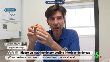 Manuel Amate, explicando el truco del huevo