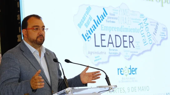 Barbón pide a Guerra y González "apoyo y comprensión" con Sánchez y les reclama que sigan el ejemplo de Zapatero Barbón pide a Guerra y González "apoyo y comprensión" con Sánchez y les reclama que sigan el ejemplo de Zapatero